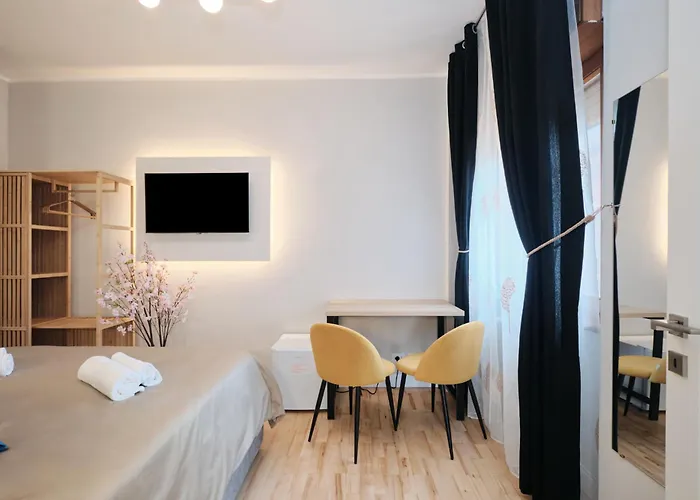 Elegant And Cozy With Ac Swimming Pool Free Parking Subway Station 2 Min Walking Habitación en casa particular
