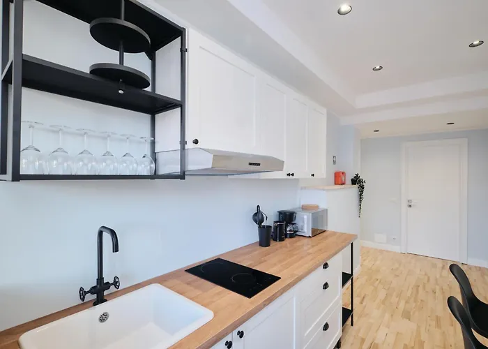 Elegant And Cozy With Ac Swimming Pool Free Parking Subway Station 2 Min Walking Habitación en casa particular *
