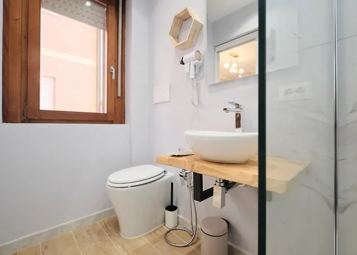 Habitación en casa particular Elegant And Cozy With Ac Swimming Pool Free Parking Subway Station 2 Min Walking Roma